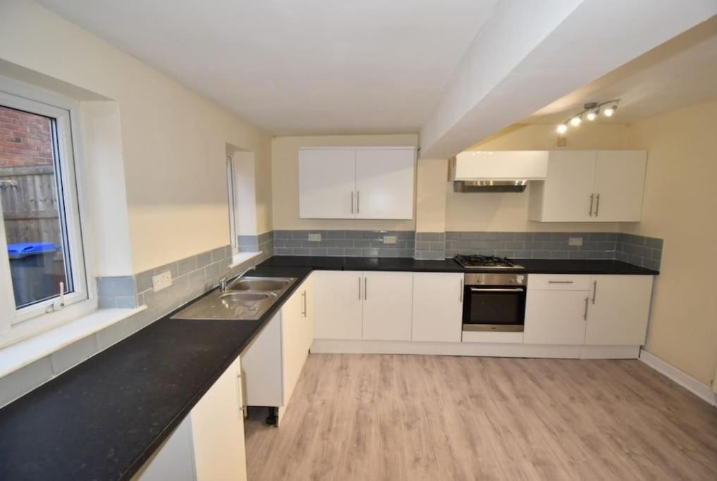 Cheerful 2-Bedroom Home With Off Street Parking 黑潭 外观 照片