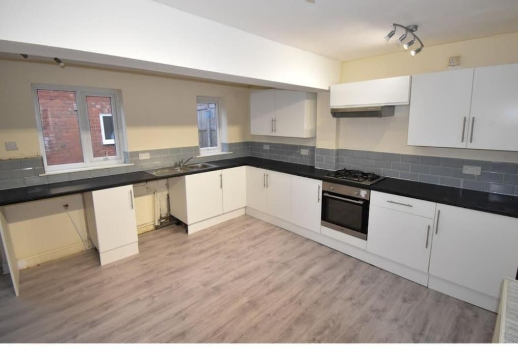 Cheerful 2-Bedroom Home With Off Street Parking 黑潭 外观 照片