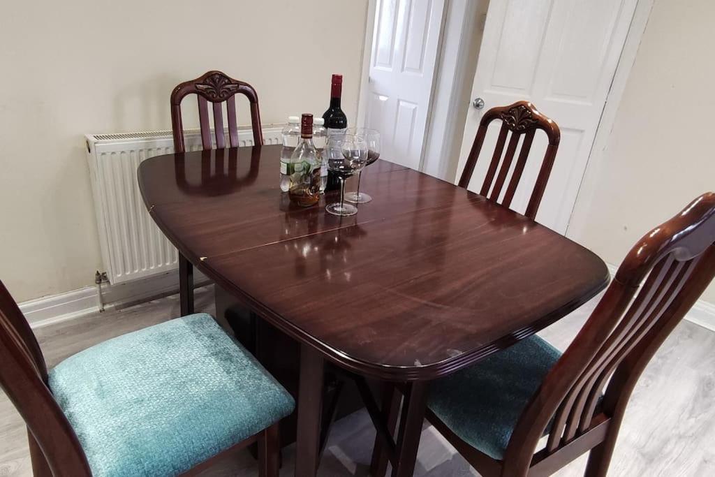 Cheerful 2-Bedroom Home With Off Street Parking 黑潭 外观 照片