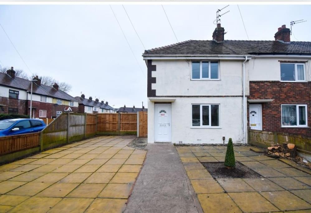 Cheerful 2-Bedroom Home With Off Street Parking 黑潭 外观 照片